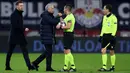 Pelatih Tottenham Hotspur, Jose Mourinho dan Wasit asal Spanyol Carlos del Cerro Grande  melakukan "Elbow bump" usai pertandingan melawan RB Leipzig pada leg kedua babak 16 besar Liga Champions di Red Bull Arena, Jerman (10/3/2020). (AFP/Ronny Hartmann)