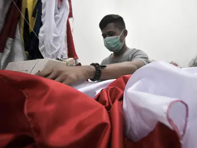 Penjahit menjahit bendera Merah Putih di Pasar Senen, Jakarta, Kamis (2/8). Penjahit bendera Merah Putih di Pasar Senen mulai kebanjiran pesanan jelang HUT ke-73 RI. (Merdeka.com/Iqbal Nugroho)