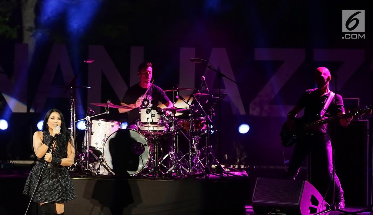 Penyanyi Anggun C Sasmi tampil menghibur penonton pada acara Prambanan Jazz Festival 2019 di Candi Prambanan, DI Yogyakarta, Minggu (7/7/2019). Tidak kurang dari 12 lagu dinyanyikan pemilik nama lengkap Anggun Cipta Sasmi ini  bersama bandnya selama satu jam. (Fimela.com/Bambang E. Ros)