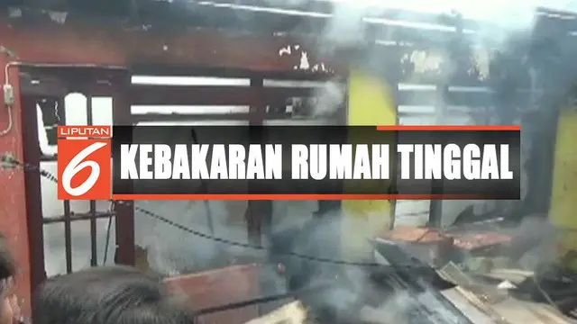 Meski sempat panik dan berlarian, warga turut membantu memadamkan api bersama dengan petugas damkar.