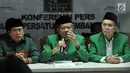 Ketua DPP PPP Muktamar Jakarta atau kubu Djan Faridz, Ibnu Hajar Dewantara didampingi Sekjen PPP kubu Djan Faridz, Sudarto dan petinggi partai saat menggelar konpers penyelenggaraan Mukernas, Jakarta, Senin (12/11). (Merdeka.com/Iqbal S. Nugroho)