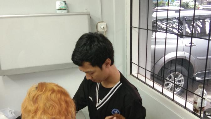 Dokter hewan Dian Novita Wijayanti sedang menyuntikkan microchip ke seekor anjing di Jakarta pada MInggu (29/9/2019) (Liputan6.com/Giovani Dio Prasasti)