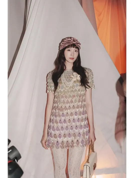 Baru didapuk jadi brand ambassador, Yoona SNSD jadi satu-satunya artis Korea di Valentino Show. Penampilan bintang King The Land itu langsung mencuri atensi lantaran memakai turban, memberikan kesan bohemian. Kontras dengan gayanya yang minimalis di keseharian. [Dok/Valentino].