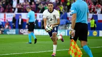 Pemain Inggris, Trent Alexander Arnold melakukan selebrasi setelah mencetak gol penentu kemenangan pada babak adu penalti&nbsp;laga perempat final Euro 2024 di Duesseldorf Arena, Duesseldorf, Jerman, Sabtu (06/07/2024). (AFP/Ina Fassbender)