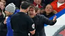 Manajer Chelsea Antonio Conte beradu argumen dengan wasit Neil Swarbrick disela laga pekan 14 Premier League antara Chelsea vs Swansea City di Stamford Bridge, Rabu (29/11). Conte diusir wasit ke bangku penonton setelah diganjar merah. (ADRIAN DENNIS/AFP)