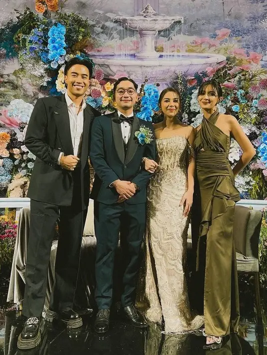 <p>Sheila Dara juga dipercaya jadi bridesmaid. Ia datang bersama sang suami, Vidi Aldiano. [Foto: instagram/adindathomas]</p>