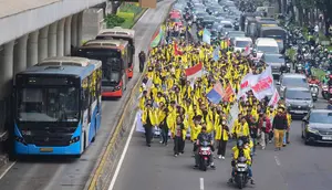 Mahasiswa yang tergabung dalam Badan Eksekutif Mahasiswa Universitas Indonesia (BEM UI) saat berjalan dari kawasan jalan Jenderal Sudirman menuju MH Thamrin atau sekitar Bundaran Hotel Indonesia (HI), Jakarta, Jumat (12/6/2026). (merdeka.com/Arie Basuki)