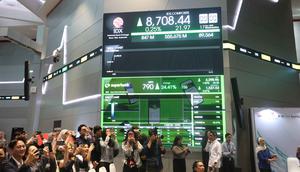 Presiden Direktur Superbank, Tigor M. Siahaan mengatakan bahwa pencatatan saham di IDX membuka babak baru dalam perjalanan PT Super Bank Indonesia Tbk (IDX: SUPA; “Superbank”). Tampak dalam foto, layar monitor menampilkan pencatatan perdana saham PT Super Bank Indonesia Tbk (SUPA) di Bursa Efek Indonesia (BEI), Rabu (17/12/2025). (Kapanlagi.com/Budy Santoso)