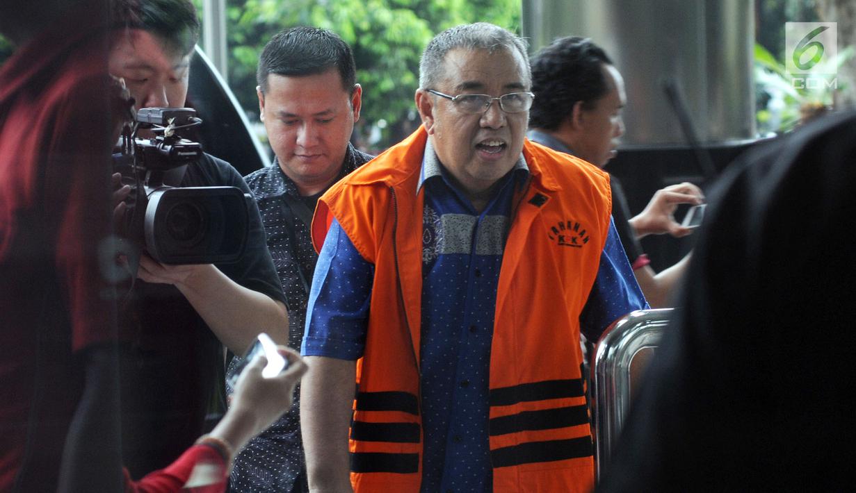 Calon gubernur Sulawesi Tenggara Asrun bersiap menjalani pemeriksaan di Gedung KPK, Jakarta, Senin (19/3). Asrun diperiksa sebagai tersangka suap proyek pengadaan barang dan jasa Pemkot Kendari TA 2017-2018. (Merdeka.com/Dwi Narwoko)