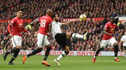 Gelandang Liverpool, Mohamed Salah berebut bola dengan gelandang Manchester United, Ashley Young pada laga Premier League di Stadion Old Trafford, Manchester, Sabtu (10/3/2018). MU menang 2-1 atas Liverpool. (AFP/Oli Scarff)