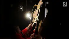 Dalang Ki Anom Dwijo Kangko memainkan pertunjukan wayang kulit lakon "Bima Jumeneng Guru Bangsa" di Tugu Proklamasi, Jakarta, Sabtu (27/1). Pagelaran wayang kulit dalam rangka peringatan HUT PDI Perjuangan ke-45. (Liputan6.com/Johan Tallo)