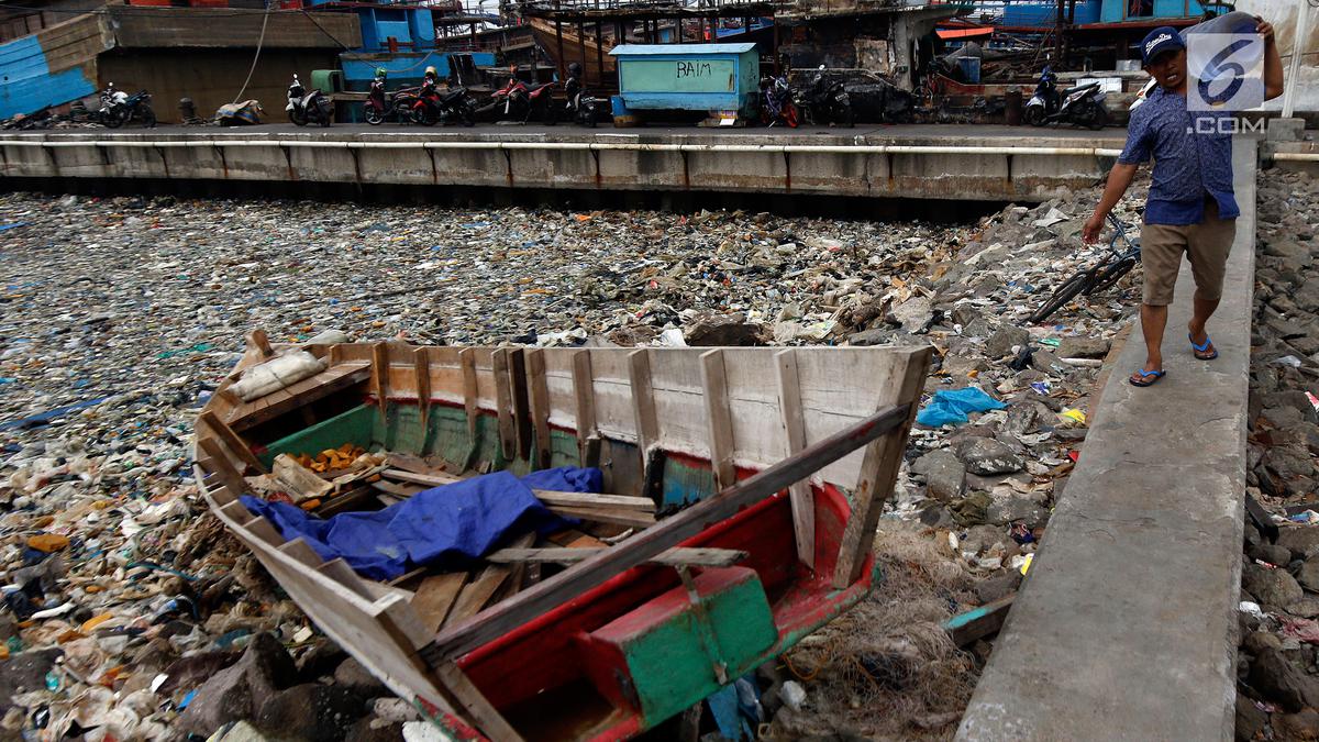 Di Balik Lautan Sampah Muara Baru, Bukan Cuma Penyakit Kulit yang Mengintai