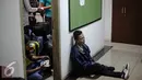 ejumlah warga negara Myanmar beristirahat di Bareskrim Mabes Polri, Jakarta, Rabu (5/8/2015). Sebanyak 45 warga negara Myanmar dievakuasi dari hotel fiducia yang diduga menjadi korban perdagangan orang di Ambon. (Liputan6.com/Faizal Fanani)
