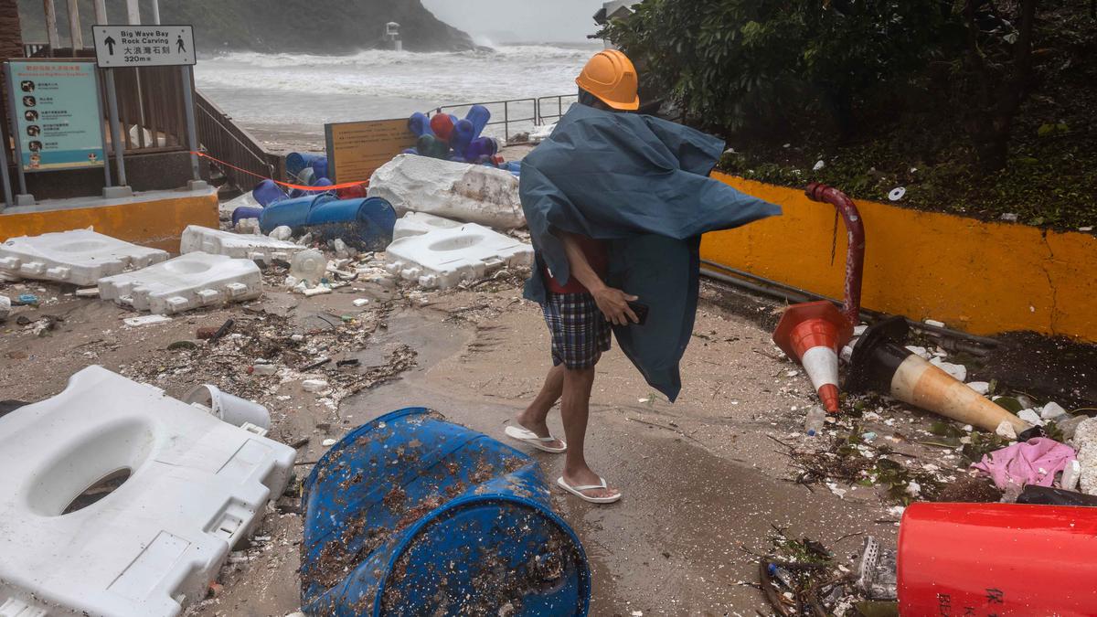 Disertai Angin Kencang dan Hujan Lebat, Topan Super Ragasa Terjang Hong Kong