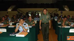 Citizen6, Jakarta: Irjen TNI Letjen TNI Geerhan Lantara, membuka secara resmi Sosialisasi LHKPN yang diikuti oleh 155 Perwira TNI, di Gedung Olah Raga A. Yani Mabes TNI Cilangkap, Jakarta, Rabu (1/8). (Pengirim: Badarudin Bakri).