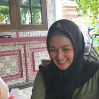 Potret Dina Lorenza sedang belajar membatik (Sumber: Instagram/dinalorenza1975)