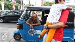 Supir bajaj sedang menunggu calon penumpang di MRU PGN Station IRTI Monas, Jakarta, Minggu (14/08). Program ini diperingati jelang HUT Kemerdekaan RI ke 71. (Liputan6.com/Fery Pradolo)