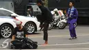 Massa aksi damai melakukan salat di pinggir Jalan Merdeka Barat, Jakarta, Jumat (4/11). Massa melakukan aksi di depan Istana Negara menuntut penegakan hukum kasus dugaan penistaan agama. (Liputan6.com/Helmi Fithriansyah)