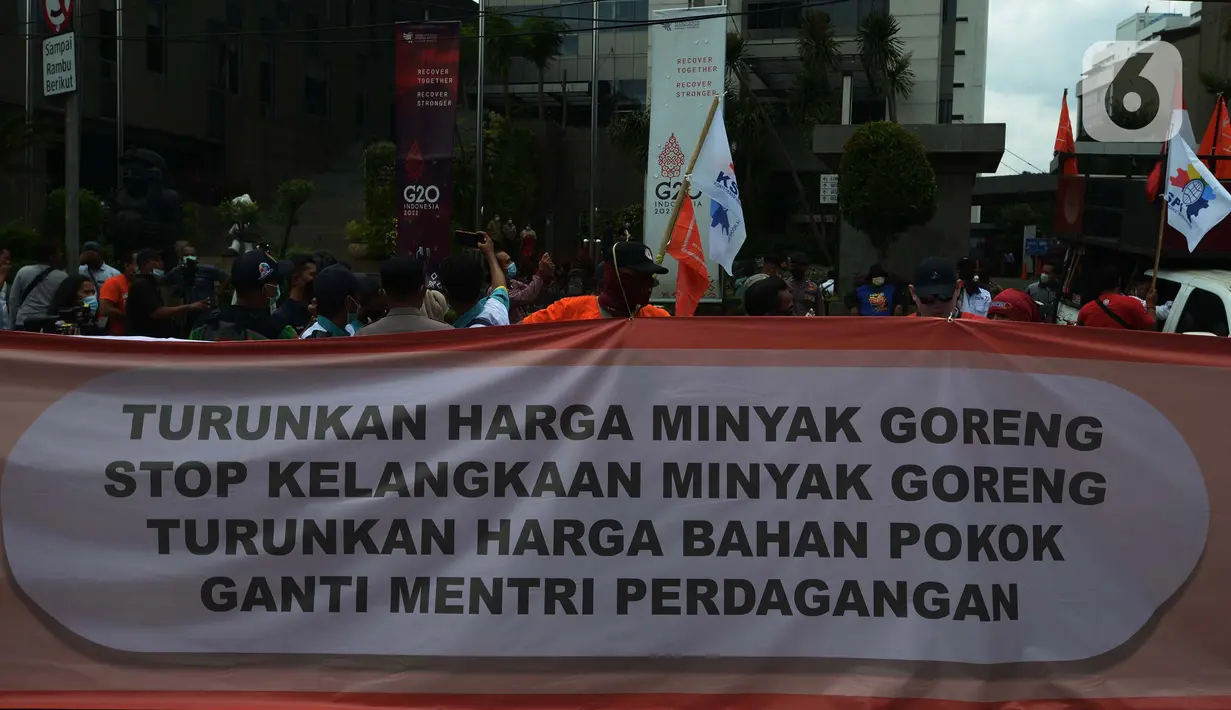 Puluhan buruh melakukan aksi unjuk rasa di depan gedung Kementerian Perdagangan, Jakarta Selasa (22/3/2022). Aksi menuntut Kementerian Perdagangan untuk menurunkan harga minyak goreng dan harga bahan pokok di pasar tradisional serta mendesak Menteri Perdagangan diganti. (merdeka.com/Imam Buhori)