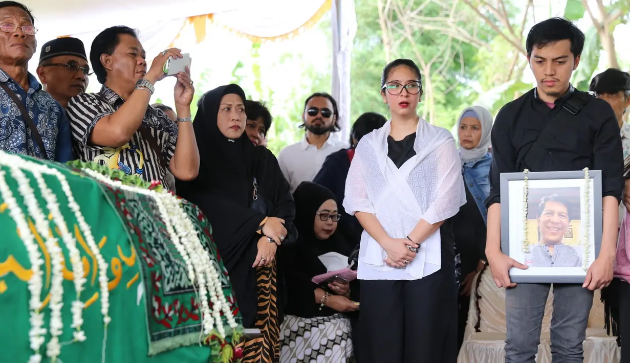 Sang ayah meninggal dunia di RS Dharmais pada Jumat, 1 Desember 2017 sekitar pukul 09.20 WIB. Jenazah kemudian dimakamkan di Tempat Pemakaman Umum (TPU) Tanah Kusir, Jakarta Selatan pada sore harinya. (Daniel Kampua/Bintang.com)