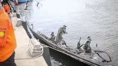  Bangkai Kapal Zahro Expres masih berada di Dermaga Pelabuhan Kali Adem, Muara Angke, Penjaringan, Jakarta Utara. Namun kapal yang terbakar pada Minggu 1 Januari itu sudah tenggelam, hanya terlihat sedikit buritan depan kapal. 