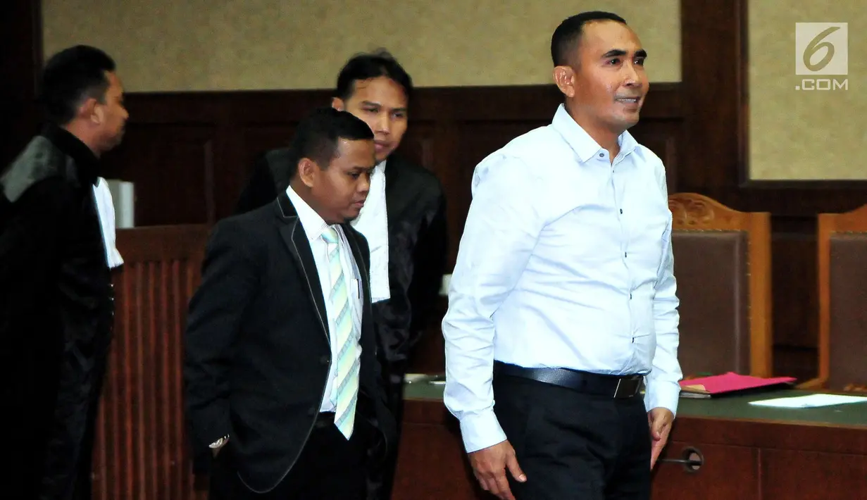 Bupati nonaktif Buton, Samsu Umar Abdul Samiun meninggalkan ruangan usai menjalani sidang di Pengadilan Tipikor Jakarta, Rabu (27/9) . Samsu Umar divonis  3 tahun 9 bulan penjara oleh Majelis Hakim. (Liputan6.com/Helmi Afandi)