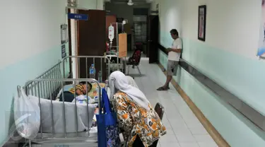 Pasien DBD anak-anak di RSUD kota Depok terpaksa harus di rawat di selasar rumah sakit akibat terbatasnya tempat tidur di rumah sakit, Depok, Selasa (9/2/2016). (Liputan6.com/Yoppy Renato)