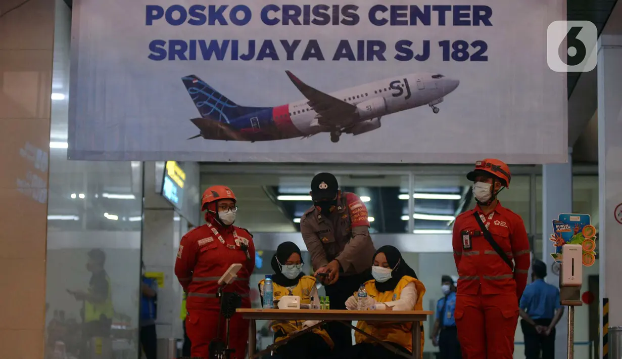 Petugas kesehatan menunggu untuk memeriksa kondisi keluarga korban di Posko Crisis Center Sriwijaya Air SJ 182, Bandara Soekarno-Hatta, Tangerang, Banten, Sabtu (9/1/2021). Keluarga korban masih menunggu kabar terkait hilang kontaknya pesawat Sriwijaya Air SJ 182. (merdeka.com/Imam Buhori)