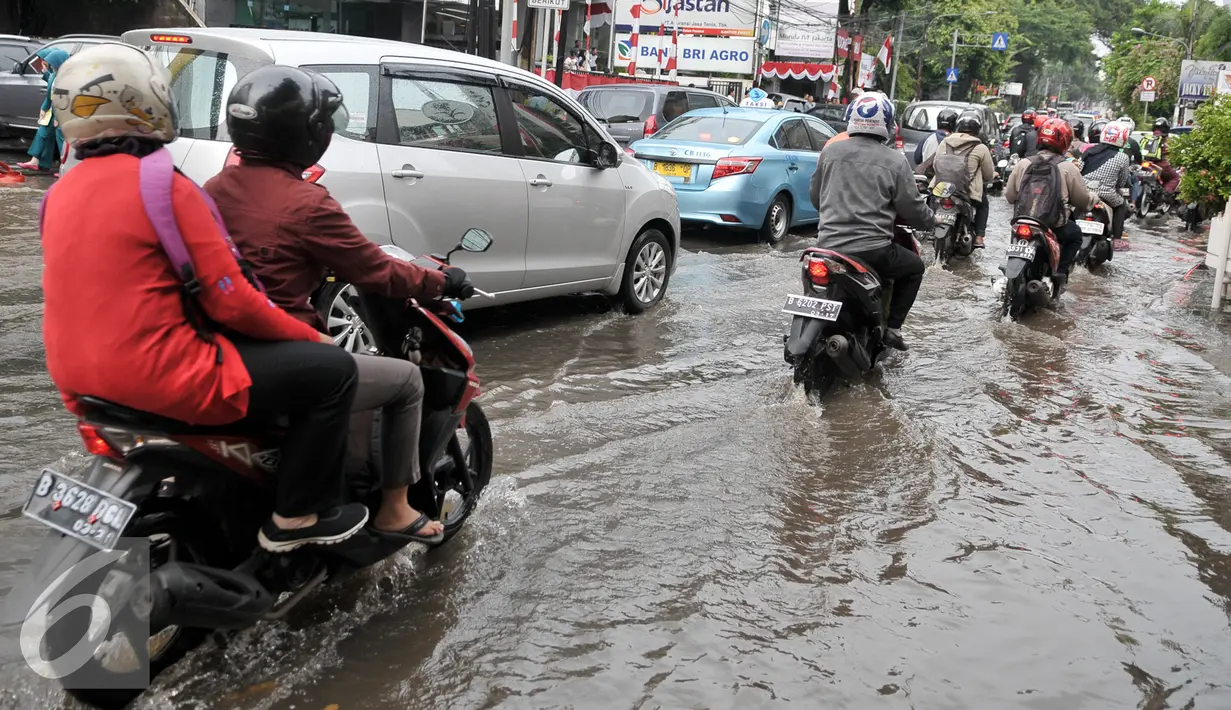 Sejumlah kendaraan melintas di Jalan Teuku Cik Ditiro yang tergenang air pasca hujan deras siang tadi, Jakarta, Selasa (30/8). Diguyur hujan deras, sejumlah ruas jalan di Jakarta tergenang air. (Liputan6.com/Yoppy Renato)