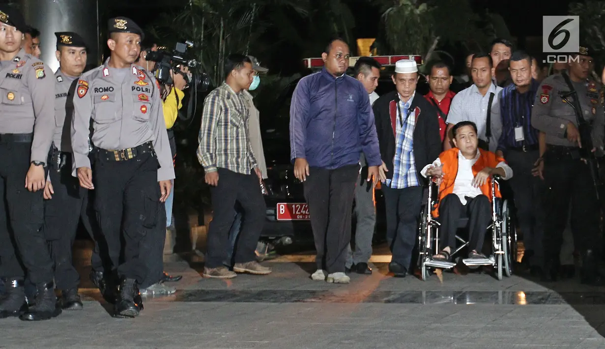 Tersangka korupsi e-KTP, Setya Novanto tiba di Gedung KPK dari Rumah Sakit Cipto Mangunkusumo (RSCM) menggunakan kursi roda pada, Minggu, (19/11). Setya Novanto datang menggunakan mobil tahanan KPK. (Liputan6.com/Herman Zakharia)