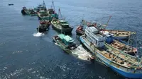 13 Kapal Perikanan Asing (KIA) ilegal berbendera Vietnam dimusnahkan dengan cara ditenggelamkan di Kalbar. (Aceng Mukaram/Liputan6.com)