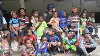Akrabnya Irjen Iriawan Bersama Anak Korban Penyanderaan di Papua. (ist)