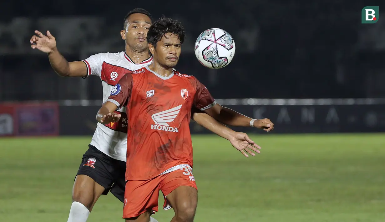 Pemain PSM Makassar, Ilham Udin Armaiyn (depan) mengontrol bola dijaga pemain Madura United, Dodi Alekvan Djin saat laga pekan kedua BRI Liga 1 2021/2022 antara Madura United melawan PSM Makassar di Stadion Madya, Jakarta, Minggu (12/9/2021). Laga berakhir imbang 1-1. (Foto: Bola.com/Ikhwan Yanuar)
