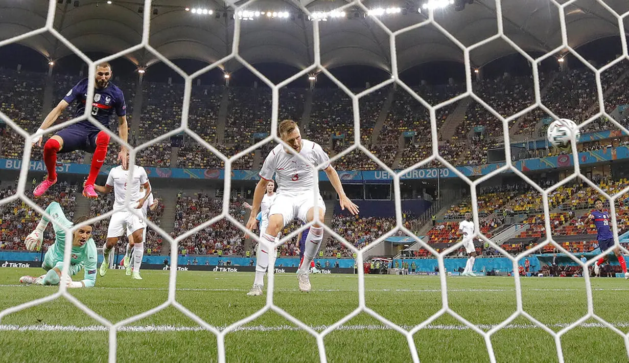 Pemain Prancis Karim Benzema mencetak gol ke gawang Swiss pada pertandingan babak 16 besar Euro 2020 di Stadion National Arena, Bucharest, Rumania, Selasa (29/6/2021). Swiss menyingkirkan Prancis usai menang 5-4 (3-3). (AP Photo/Vadim Ghirda)
