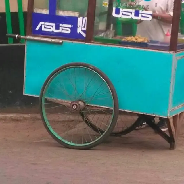 6 Tulisan di Gerobak Jualan Pakai Nama Brand Terkenal Ini Bikin Salah Fokus