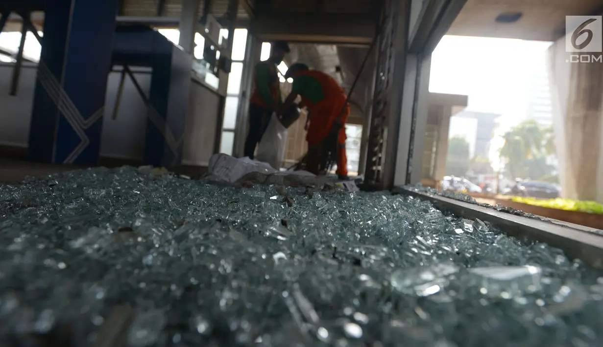 Petugas Dinas Bina Marga Pemprov DKI membersihkan serpihan kaca di halte Transjakarta Petamburan Slipi, Kamis (26/9/2019). Sejumlah fasilitas publik di Jakarta mengalami kerusakan imbas aksi demo pelajar dan massa lain di sekitar Gedung DPR pada Rabu 25 September 2019. (merdeka.com/Imam Buhori)