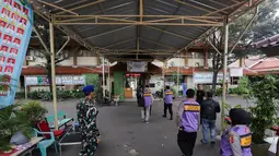 Gerbang sekolah ditutup, dan akses masuk dibatasi oleh petugas gabungan. Tampak dalam foto, personel dari POM TNI AL dan tim dari psikologi kepolisian berada di area SMAN 72 Jakarta, Senin (10/11/2025). (merdeka.com/Arie Basuki)