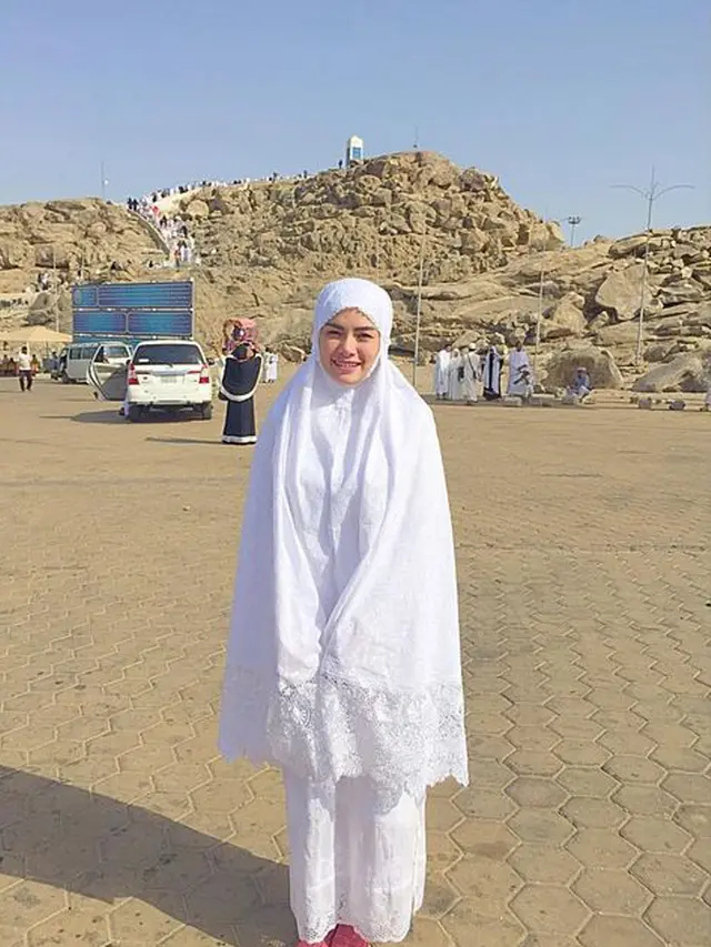 20150709-Potret Cantik Berhijab Nikita Mirzani-Mekkah 4