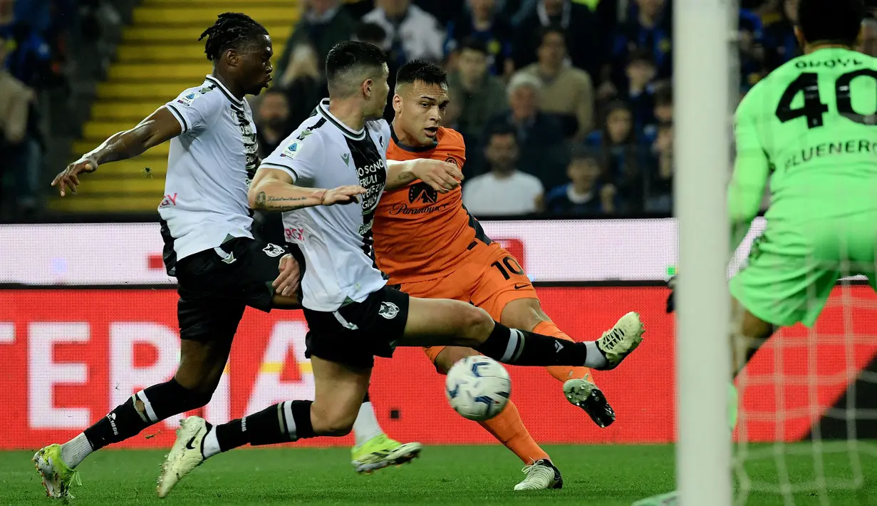 Lautaro Martinez (kedua kanan) dari Inter Milan mencoba mencetak gol ke gawang Udinese pada laga Liga Italia 2023/2024 di Stadion Friuli - Dacia Arena, Udinese, Italia, Selasa (09/04/2024) WIB.  (AFP/Filippo Monteforte)