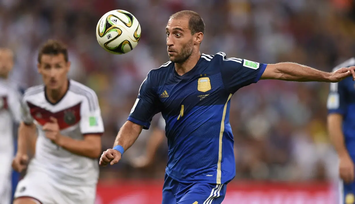 Pablo Zabaleta di Piala Dunia 2014. Eks bek kanan Argentina yang telah pensiun pada Oktober 2020 bersama West Ham United ini masuk dalam skuad Argentina di Piala Dunia 2014 saat berseragam Manchester City yang menjadi Piala Dunia pertama dan terakhirnya. Argentina pun sukses melangkah hingga partai final sebelum akhirnya tumbang 0-1 lewat perpanjangan waktu oleh Jerman di laga pamungkas. Pablo Zabaleta bermain penuh dalam seluruh 7 laga Argentina termasuk partai final. (AFP/Fabrice Coffrini)