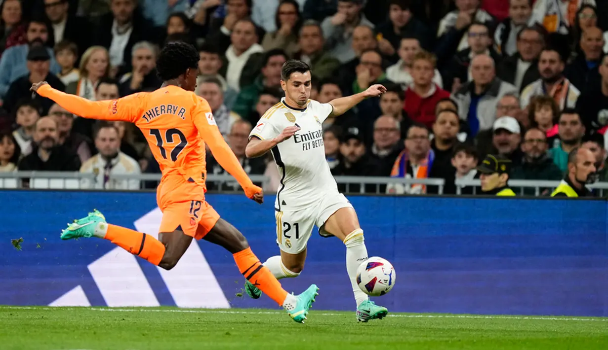 Real Madrid pesta gol pada pekan ke-13 La Liga Spanyol. Tim racikan Carlo Ancelotti menang telak 5-1 atas Valencia. (AP Photo/Jose Breton)