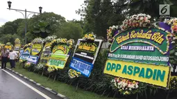 Deretan karangan bunga untuk almarhum Sukamdani Sahid Gitosardjono terpampang di sepanjang Jalan Imam Bonjol, Jakarta, Kamis (21/12). Sebagai penghormatan terakhir, jenazah Sukamdani dimakamkan dengan upacara militer. (Liputan6.com/Immanuel Antonius)