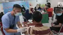 Warga divaksin Covid-19 di Balai Warga  Apartemen Gading Mediterania Residence (MGR) Kelapa Gading, Jakarta, Kamis (17/6/2021). Vaksin massal dengan target 1.000 penghuni selama dua hari untuk mencegah penyebaran Covid-19. (Liputan6.com/Fery Pradolo)