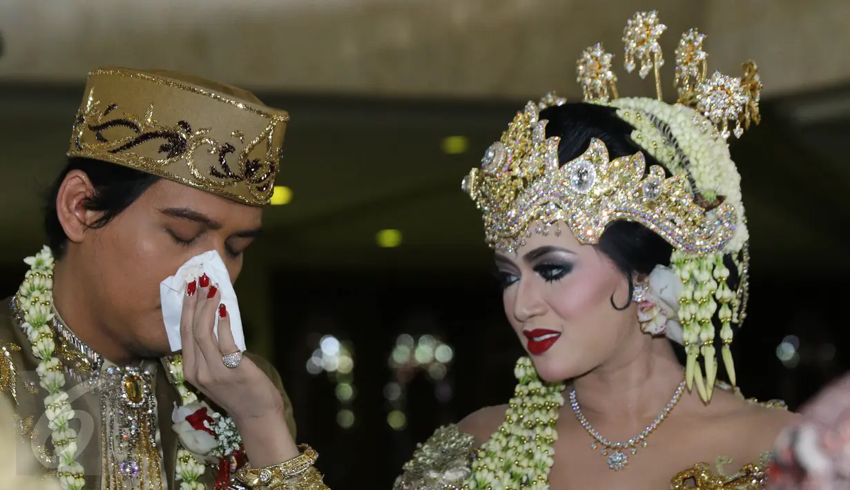 Tiara Dewi membersihkan wajah Lucky Hakim jelang akad nikah di Masjid At Tin, Jakarta, Kamis (19/1). Lucky mengaku deg-degan saat melihat meja akad nikah. (Liputan6.com/Herman Zakharia)