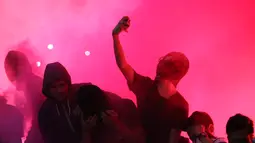Suporter Persib Bandung melakukan foto Selfie diantara kepulan asap flare usai Final Piala Presiden 2015 di Stadion Gelora Bung Karno, Jakarta, Minggu (18/10/2015). (Bola.com/Nicklas Hanoatubun).