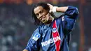 2. Ronaldinho – Mantan bintang Barcelona ini pernah bermain untuk PSG periode 2001-2003. Namun sayang legenda Brasil itu belum mampu memberikan trofi Liga Champions bagi klub ibu kota Prancis itu. (AFP/Jacques Demarthon)