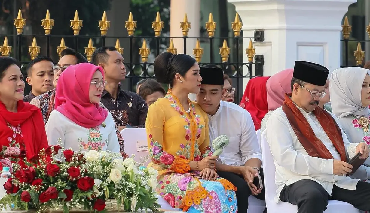 Bak dunia milik berdua, begini mesranya Kaesang dan Erina di Istana Berkebaya. Erina tampak anggun dengan kebaya encimnya, sedangkan Kaesang tampil simple dengan kemeja kerah mandarin putih. [Instagram/kaesangp/erinagudono]