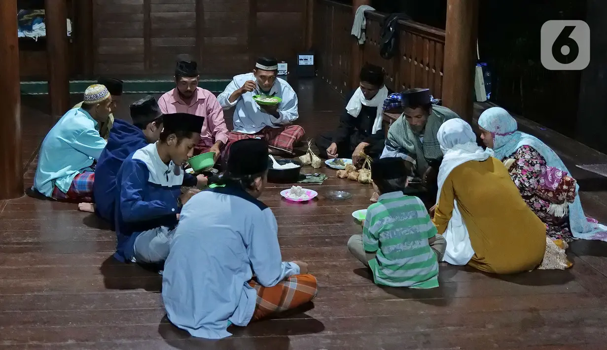 Sejumlah warga Baduy muslim makan bersama di Kampung Landeuh, Lebak, Banten, Selasa (27/4/2021). Selama Ramadhan, warga Baduy muslim beraktivitas mulai pagi hari dengan pengajian ibu-ibu sedangkan bapak-bapaknya bekerja sebagai kuli pada umumnya. (Liputan6.com/Herman Zakharia)