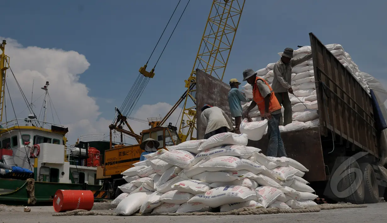 Buruh saat menurunkan bahan pokok makanan di Pelabuhan Sunda Kelapa, Jakarta, Senin (24/3). Menteri Ketenagakerjaan Hanif Dhakiri mengatakan upah buruh perusahaan harus naik setiap tahunnya. (Liputan.com/Johan Tallo)