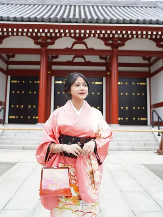 Brisia Jodie tampil cantik dengan kimono warna pink dengan obi warna coklat. [@brisiajodie96].